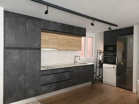 Una cocina con fregadero, frigorífico, lavavajillas y microondas.