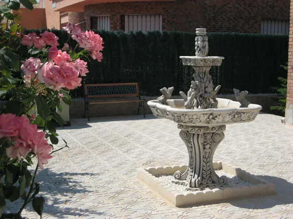 Reformas de vivienda en Madrid, solado de patio con baldosa blanca,  fuente.