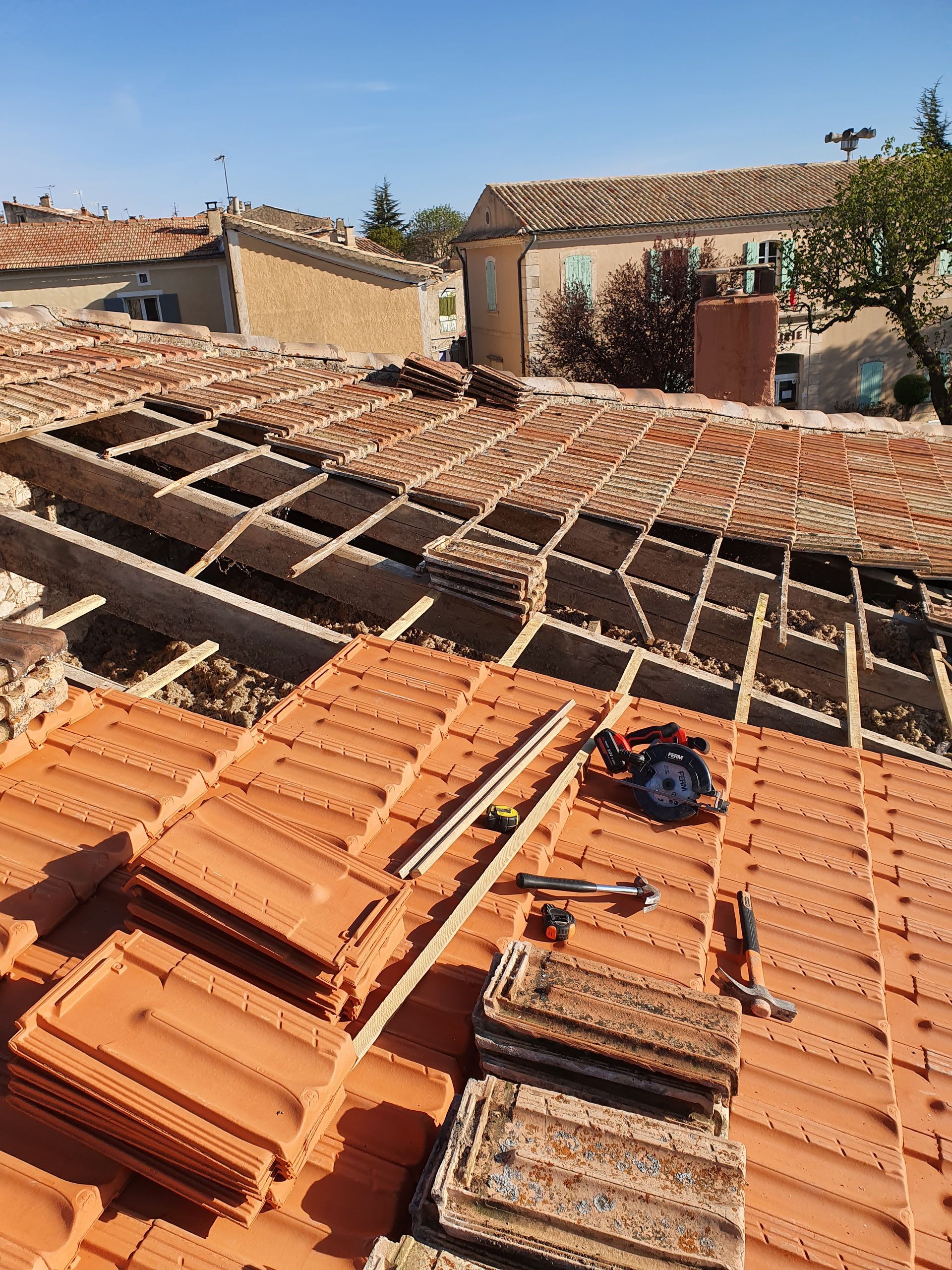 Des tuiles en vrac sur un toit.