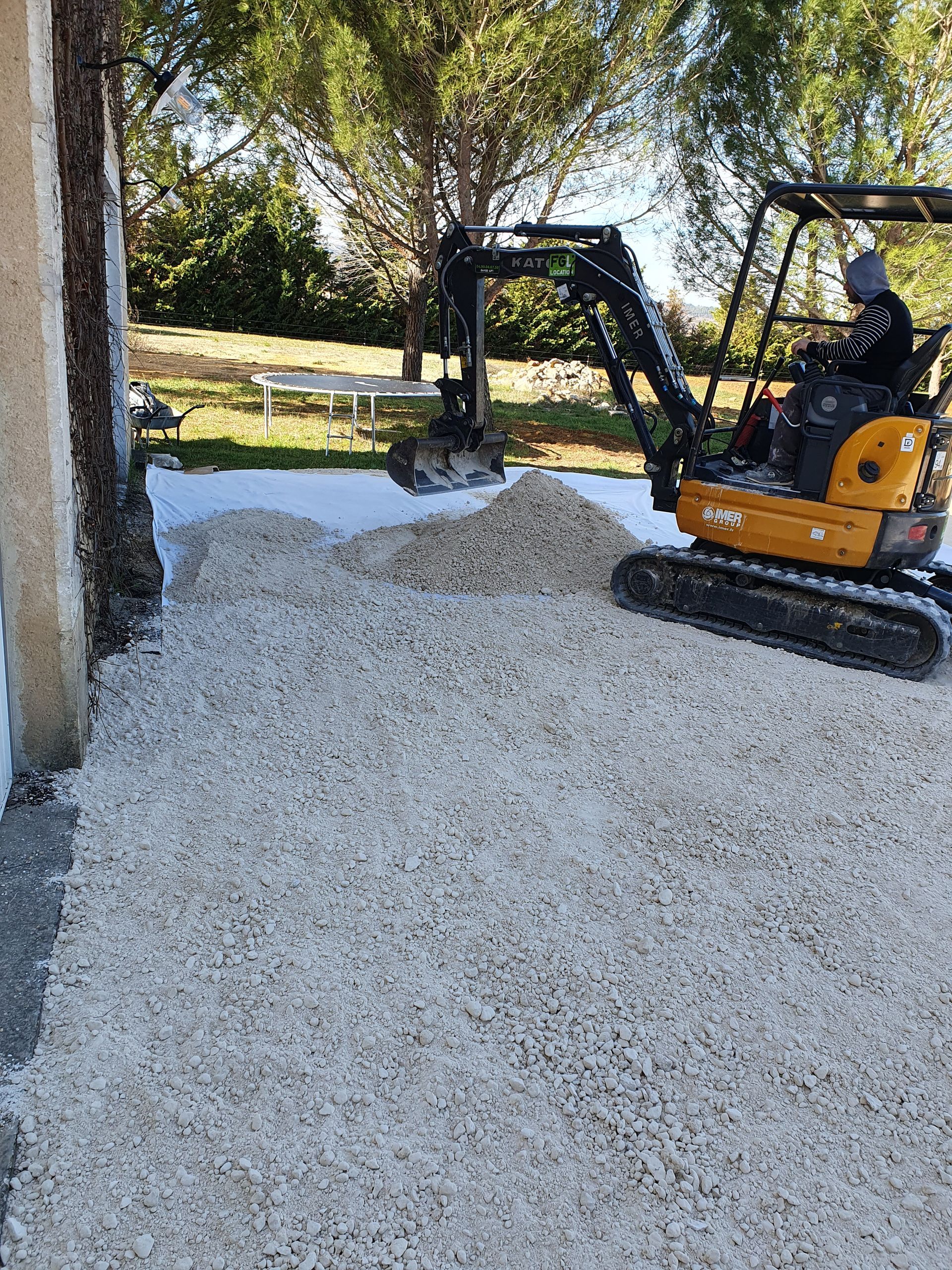 Une pelleteuse en action.
