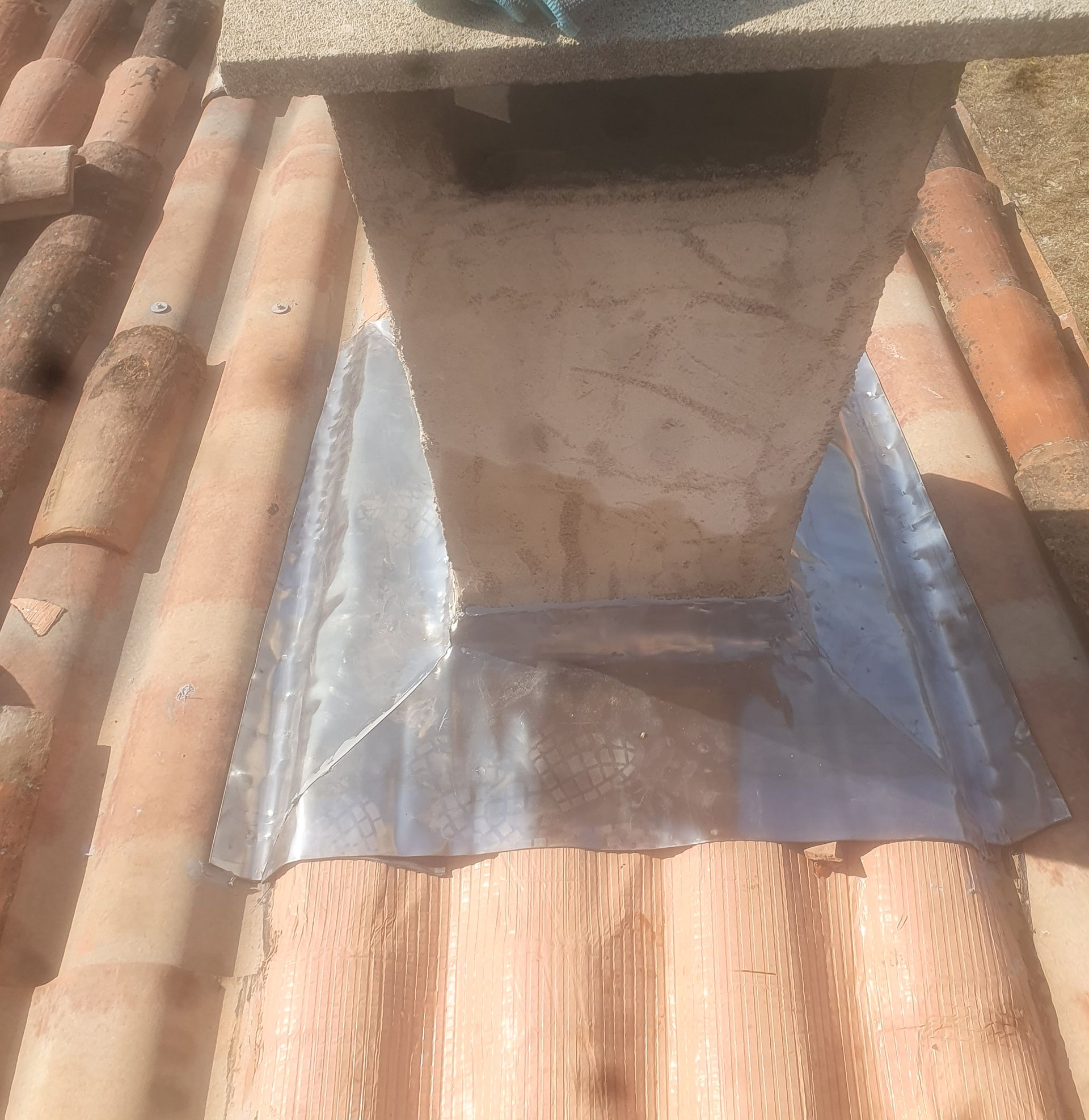 Un solin de cheminée.