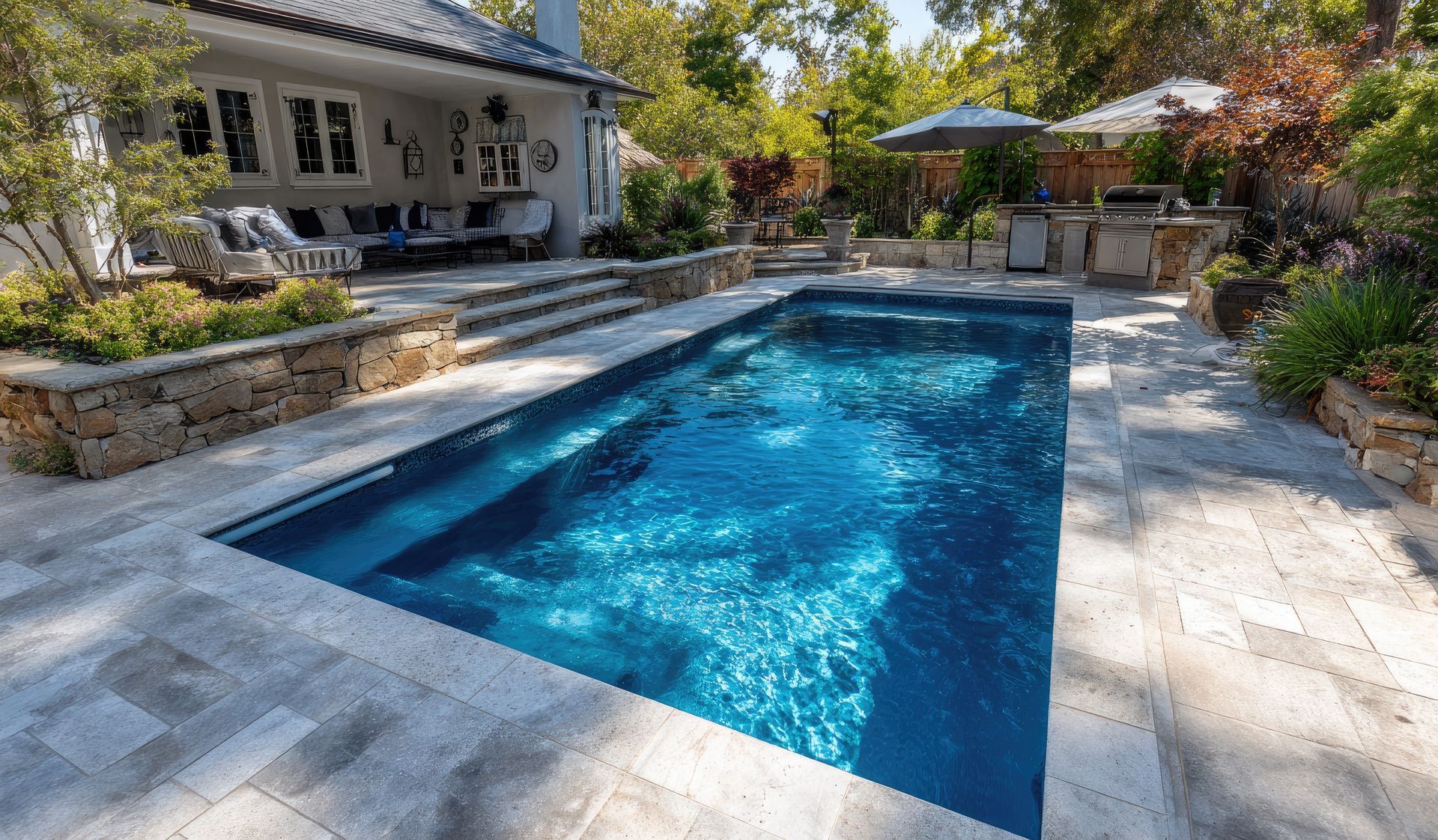 Une piscine.