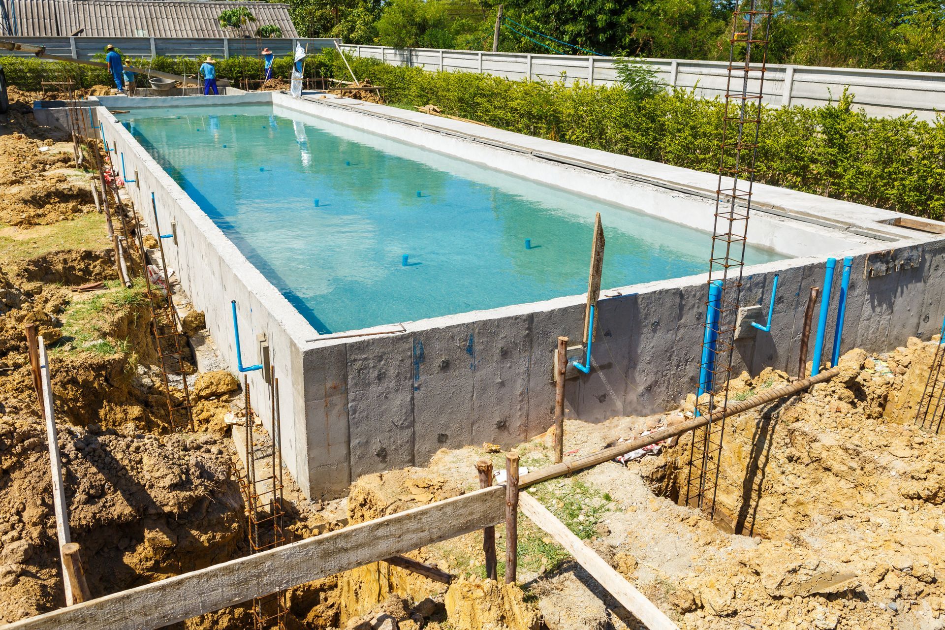 Une piscine en béton qui sort du sol.