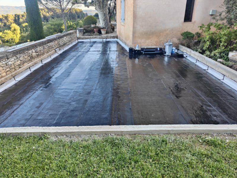 Une terrasse recouverte d'une membrane noire.