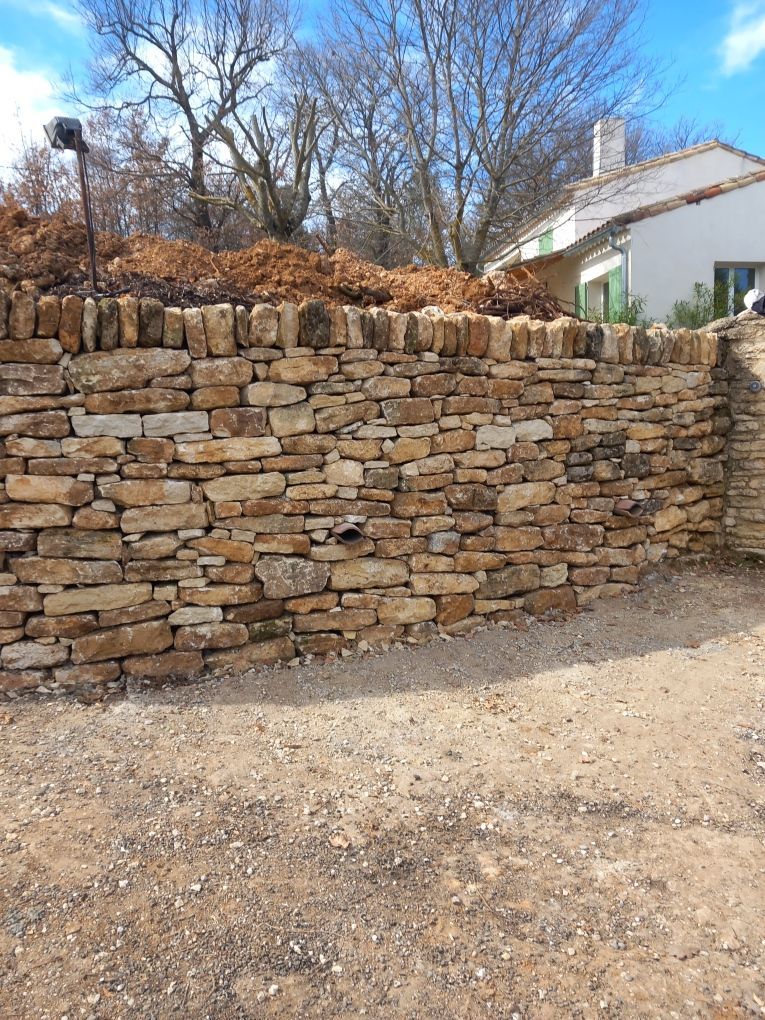 Un mur en pierres naturelles.