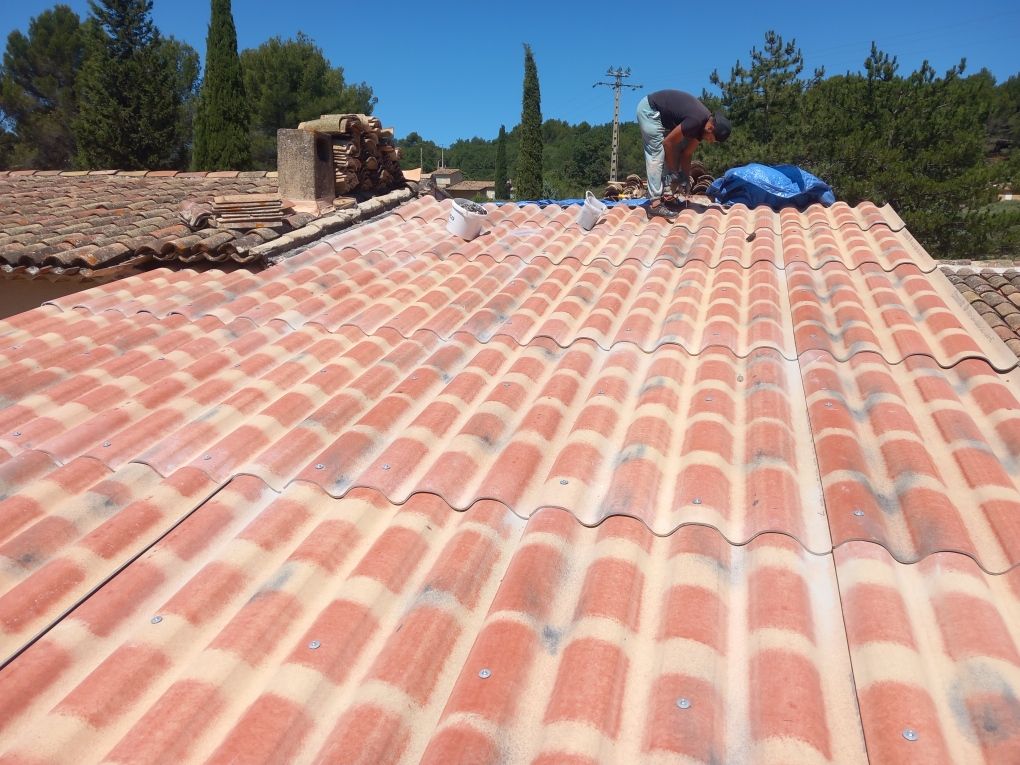 Un couvreur sur une toiture en taule.