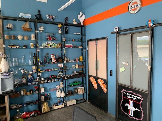 étagères près d'une porte