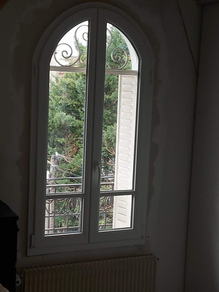 Fenêtre PVC centrée sur gabarit