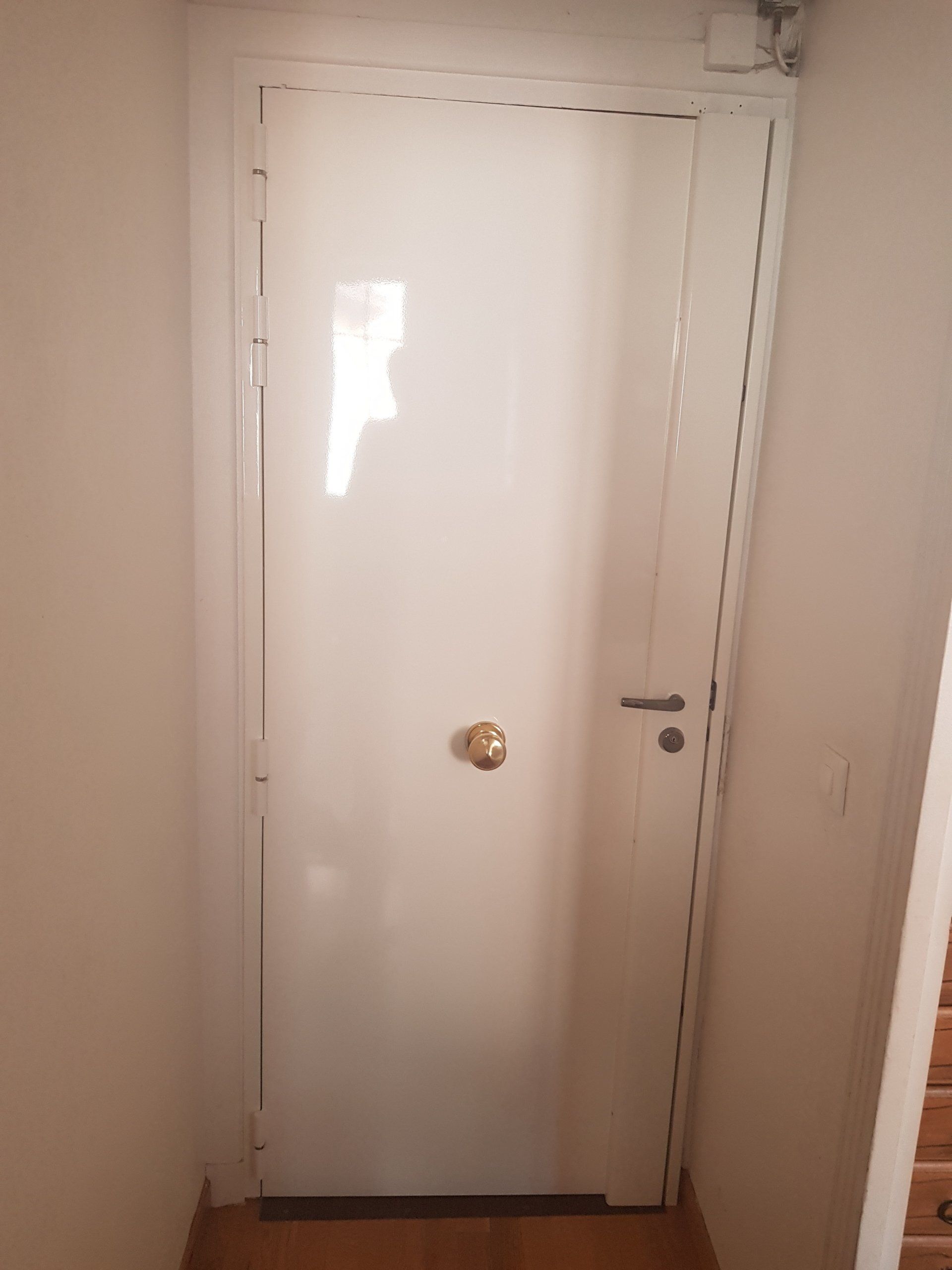 Blindage de porte palière, finition peinture époxy blanc satiné