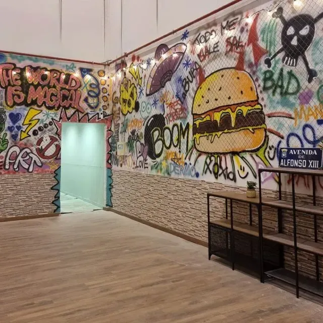 Una habitación con un grafiti en la pared que dice que el mundo es mágico.