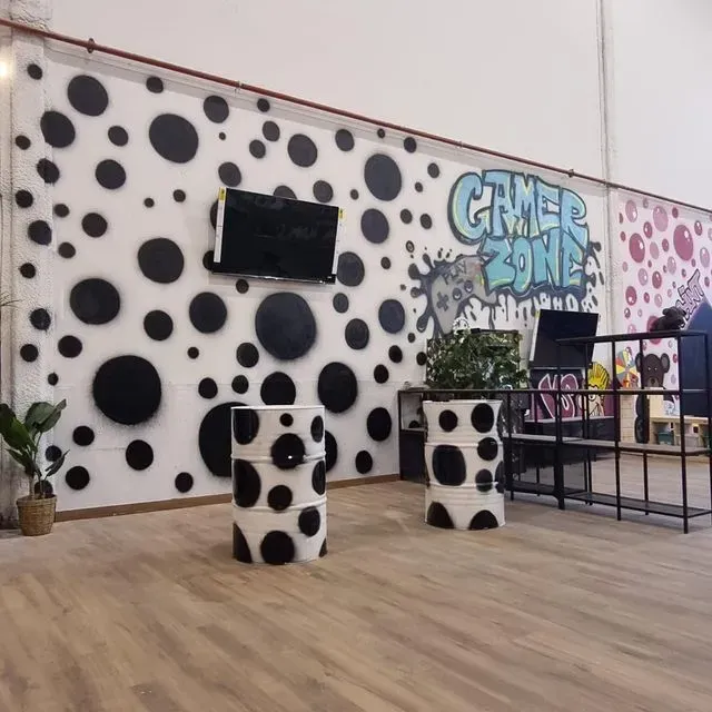 Una habitación con una pared que dice