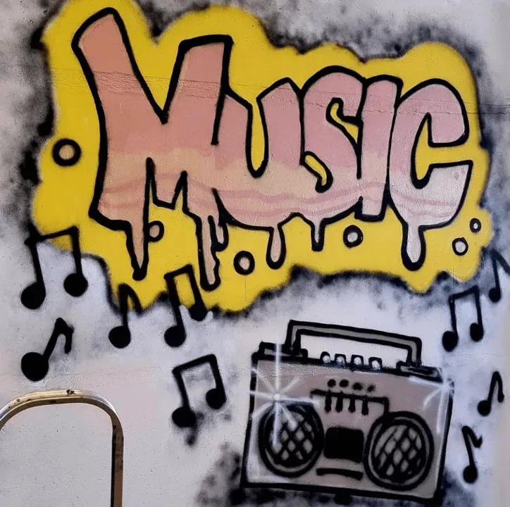 La palabra música está pintada con aerosol en una pared.
