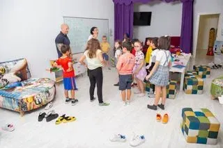 Un grupo de niños está de pie en una habitación.