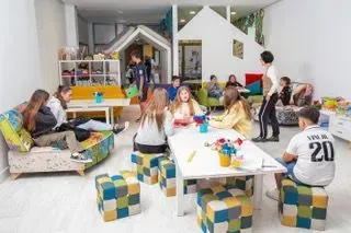Un grupo de personas están sentadas alrededor de una mesa en una habitación.