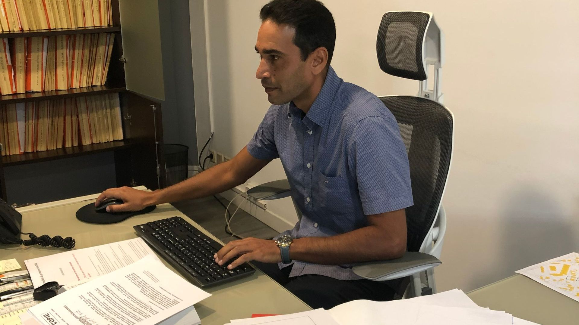 Avocat à son bureau travaillant sur son clavier d'ordinateur