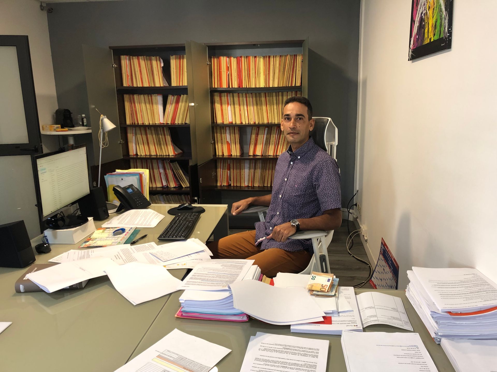 Avocat Martin Boris à son bureau avec des dossiers