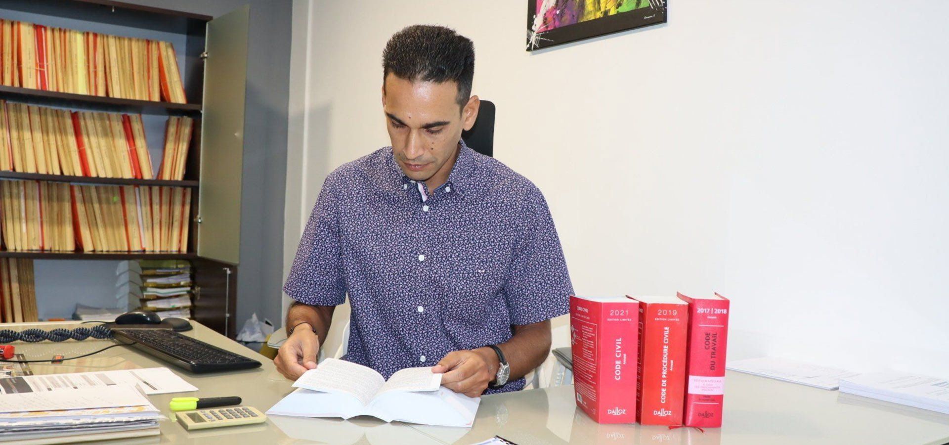 Livres du code civil sur un bureau