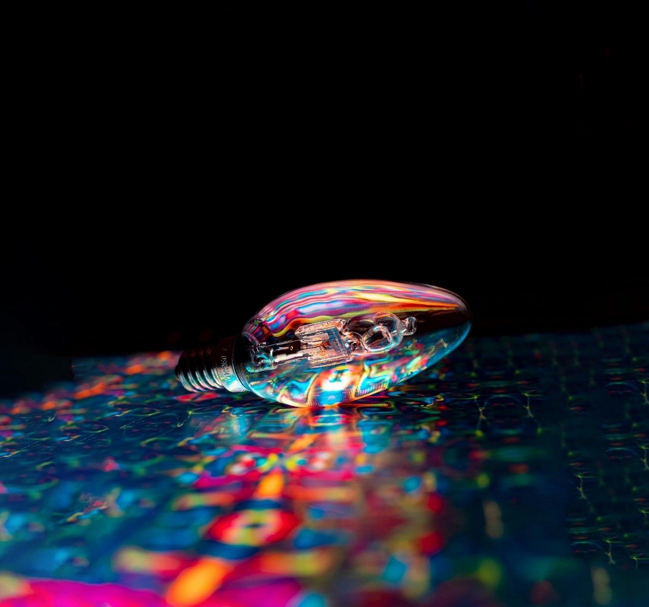 Un primer plano de una bombilla de colores sobre una mesa.