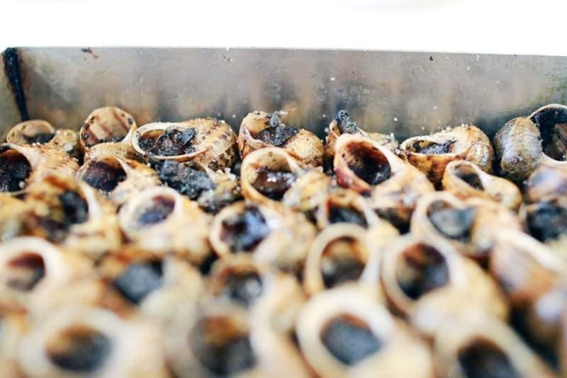 Un grapat de cargols s'estan cuinant a la graella.