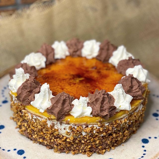 Un pastís amb nata muntada i cobertura de xocolata per sobre