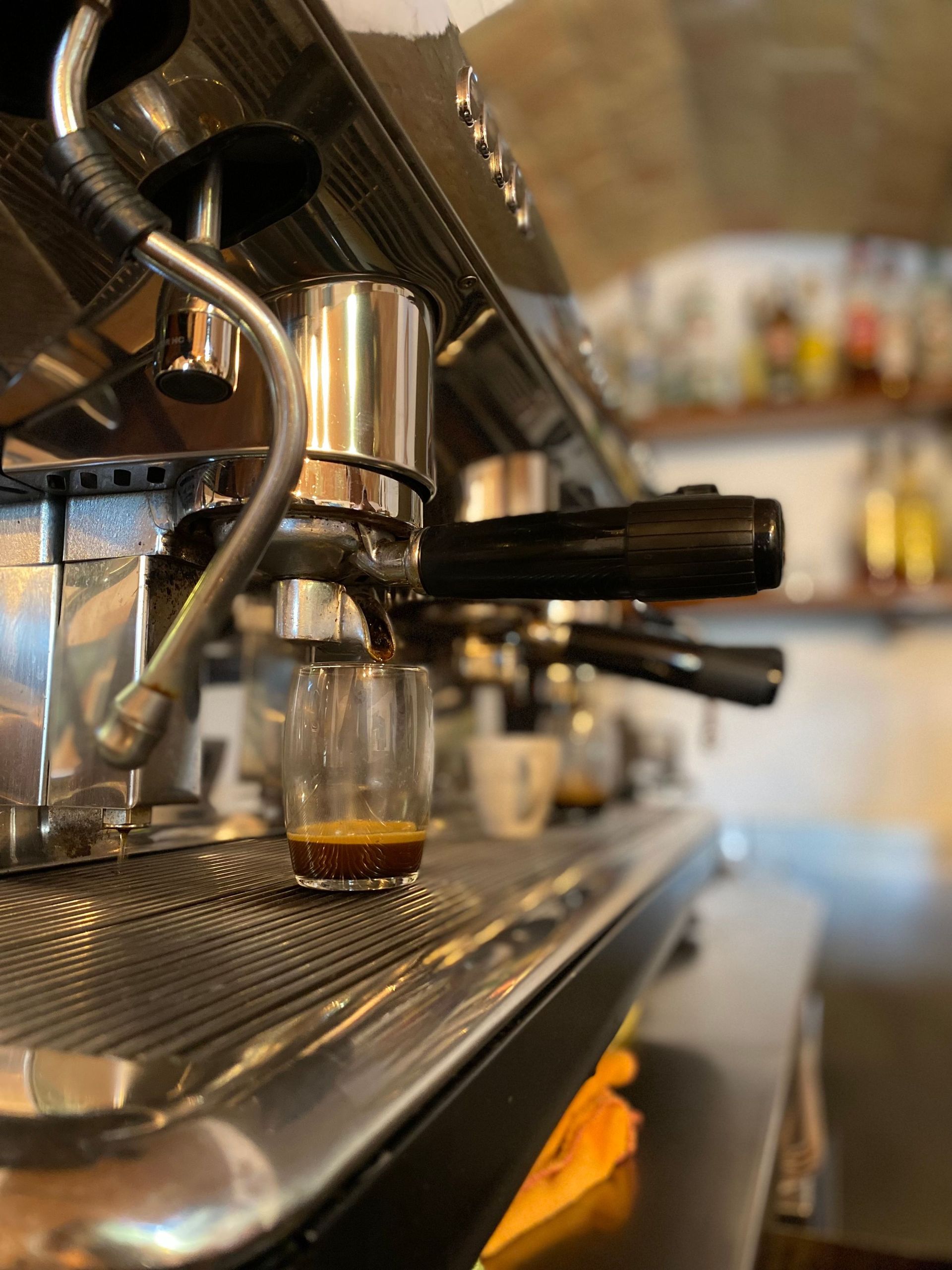 Una màquina de cafè està fent una tassa de cafè.