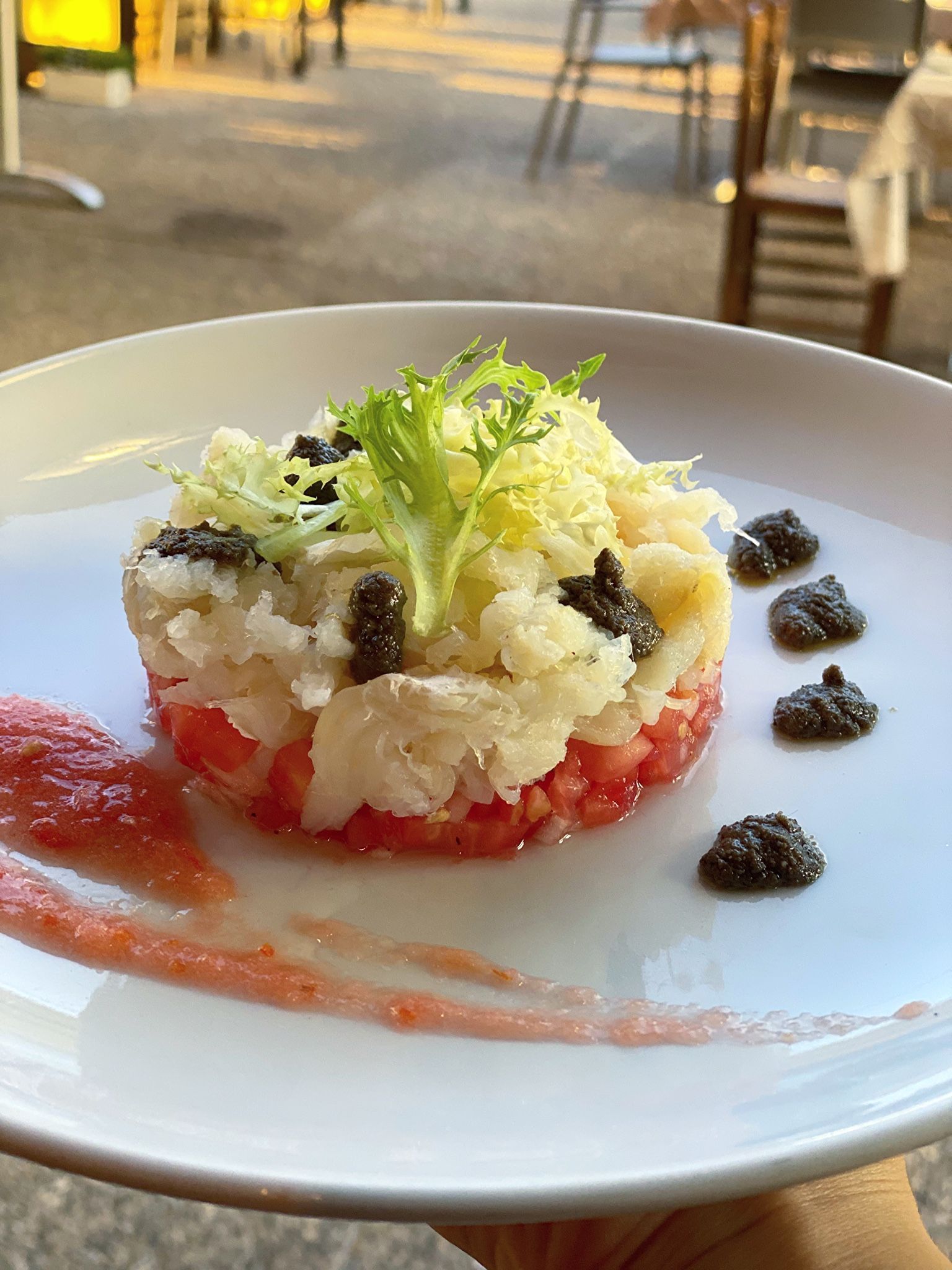 Una persona té un plat de menjar a la mà.