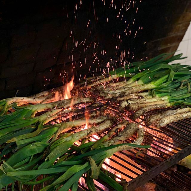 Un manat de cebes tendres es couen a la graella