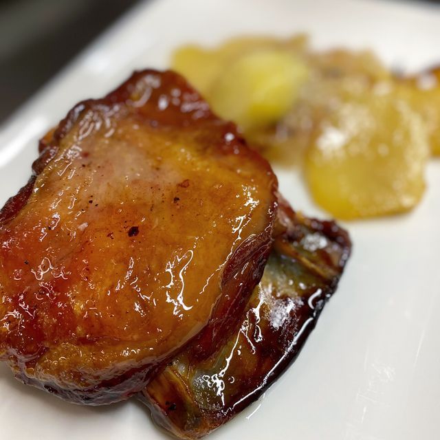 Un primer pla d'un tros de carn en un plat