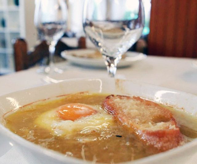 Un bol de sopa amb pa i un ou a dins