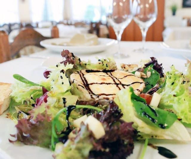 Una amanida amb un tros de formatge a sobre