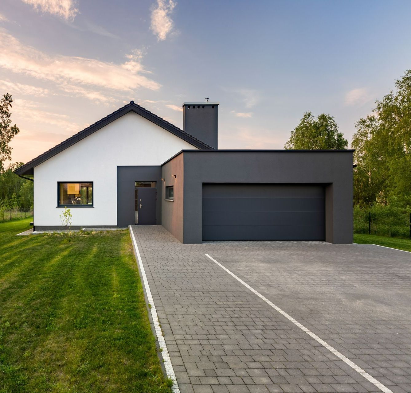 Une devanture de maison avec des portes en aluminium