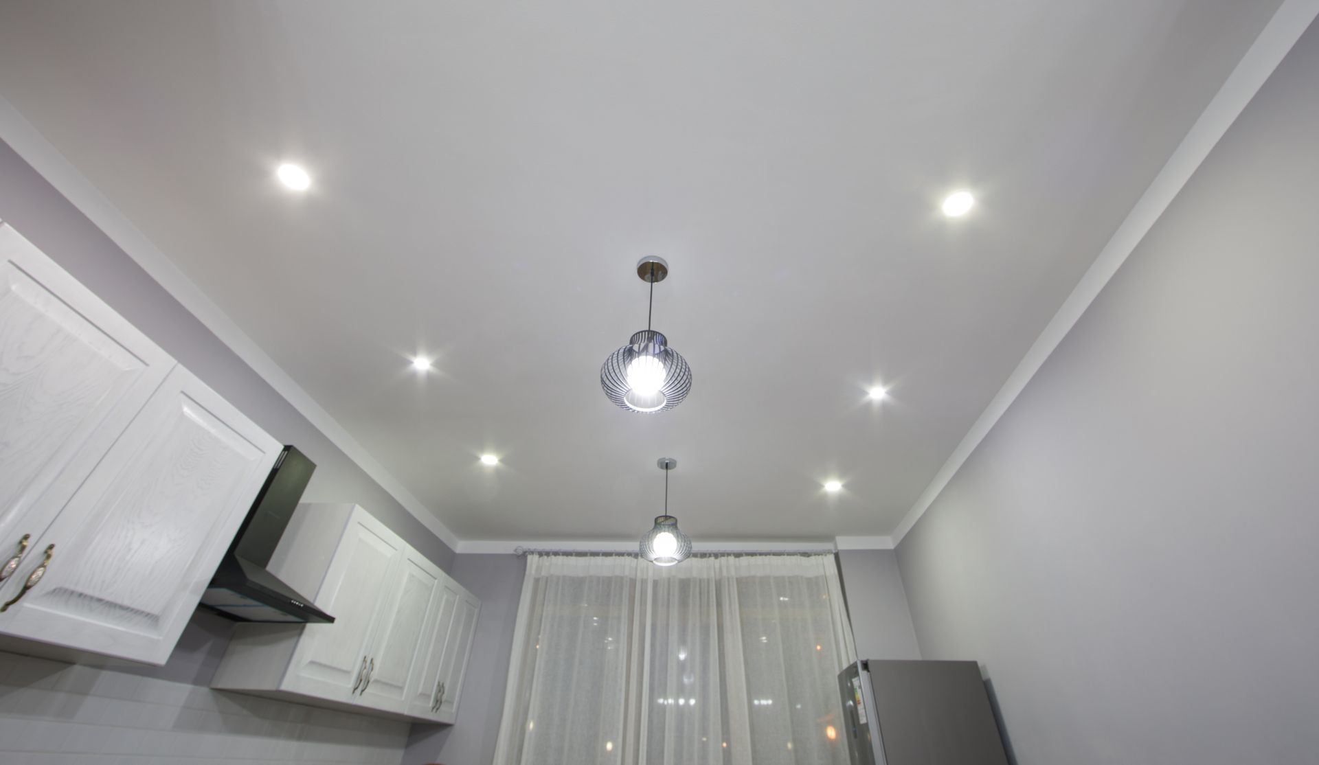 Des luminaires au plafond