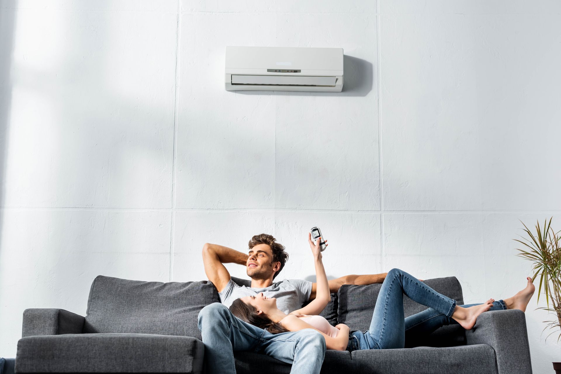 Un couple sur un canapé sous la climatisation