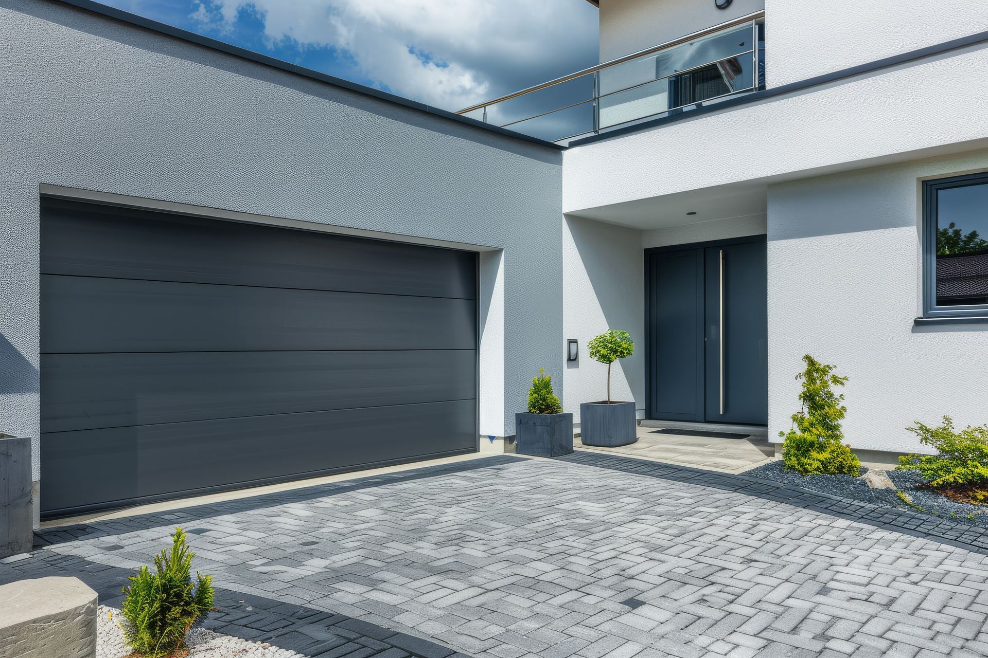 Une porte d'entrée et une porte de garage
