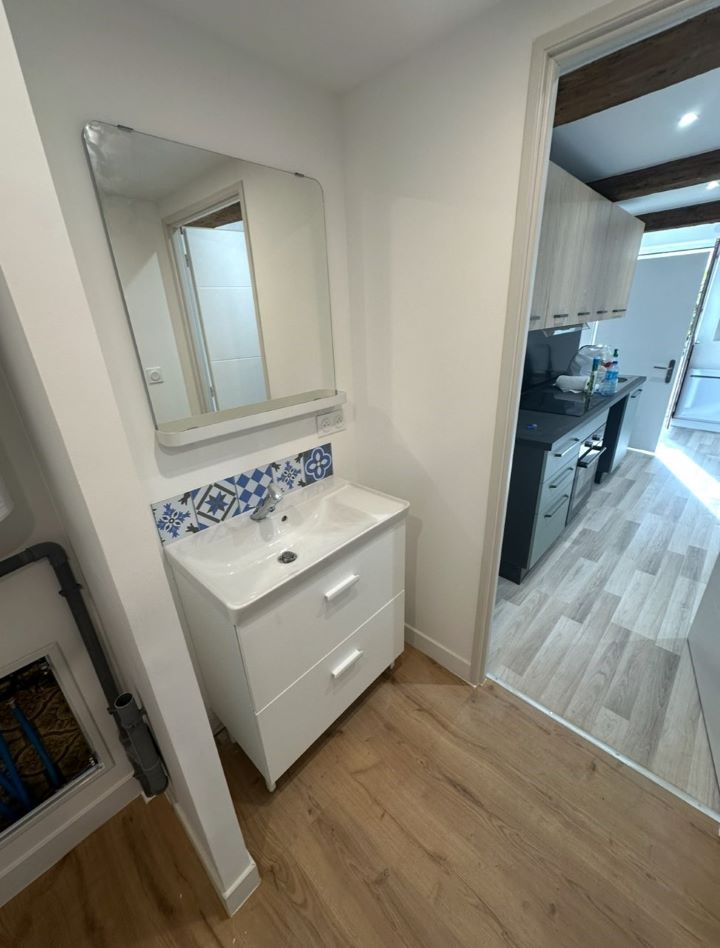 Un meuble et un miroir de salle de bains