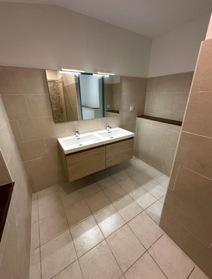 Des vasques sur un meuble et un miroir