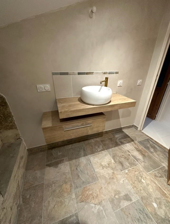 Une vasque sur un meuble