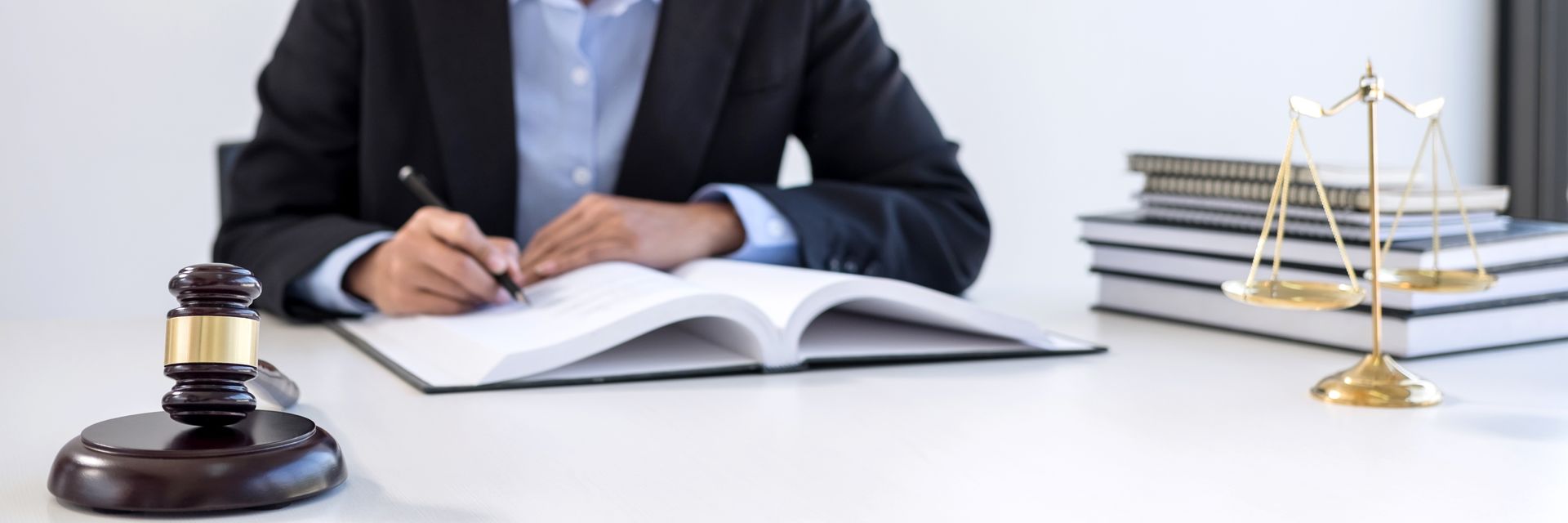 Un avocat écrivant sur son agenda