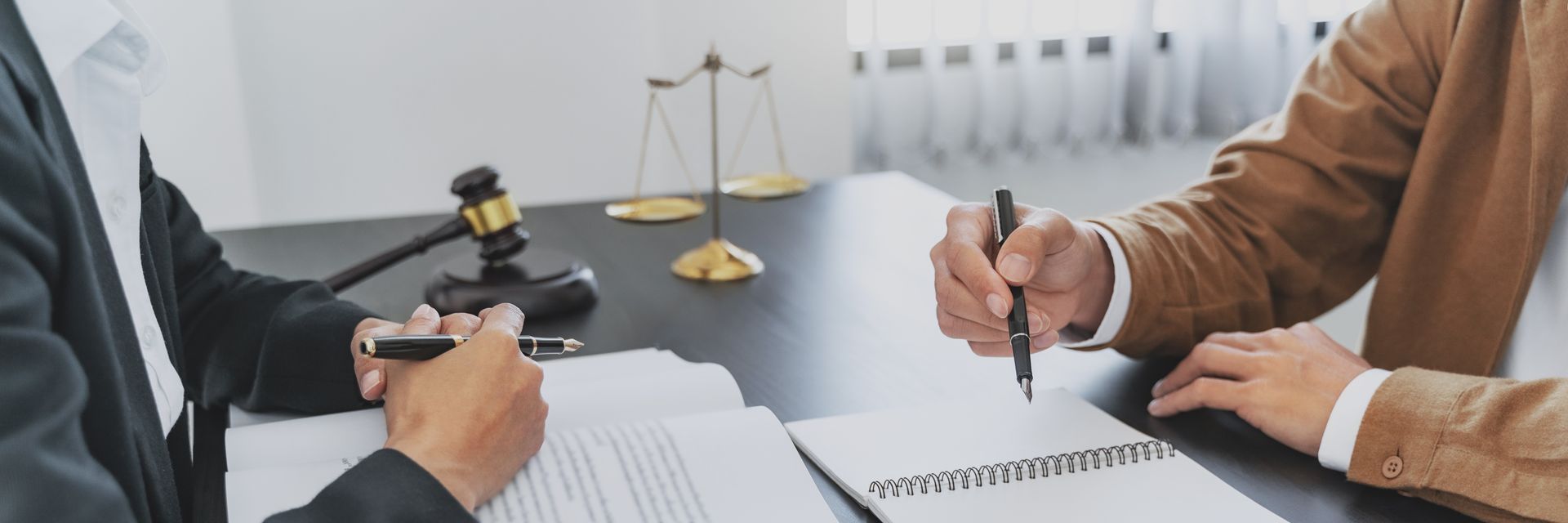 Un avocat face à son client pour traiter un dossier en droit du travail