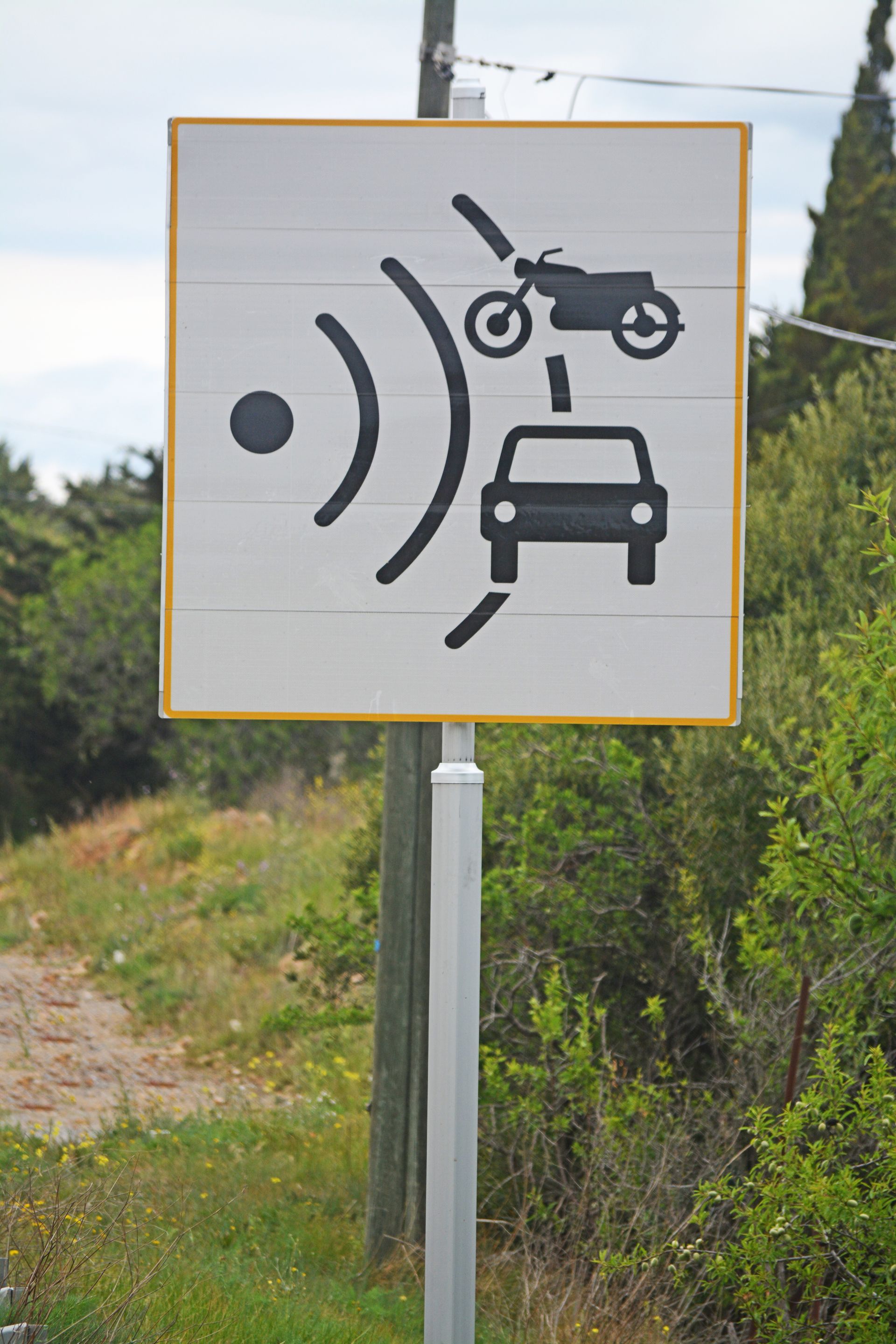 Photo d'un panneau signalisant un radar : le droit de l'automobiliste