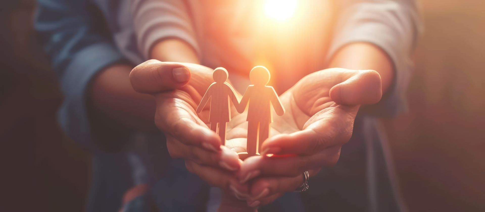 Des enfants dans les mains de leurs parents