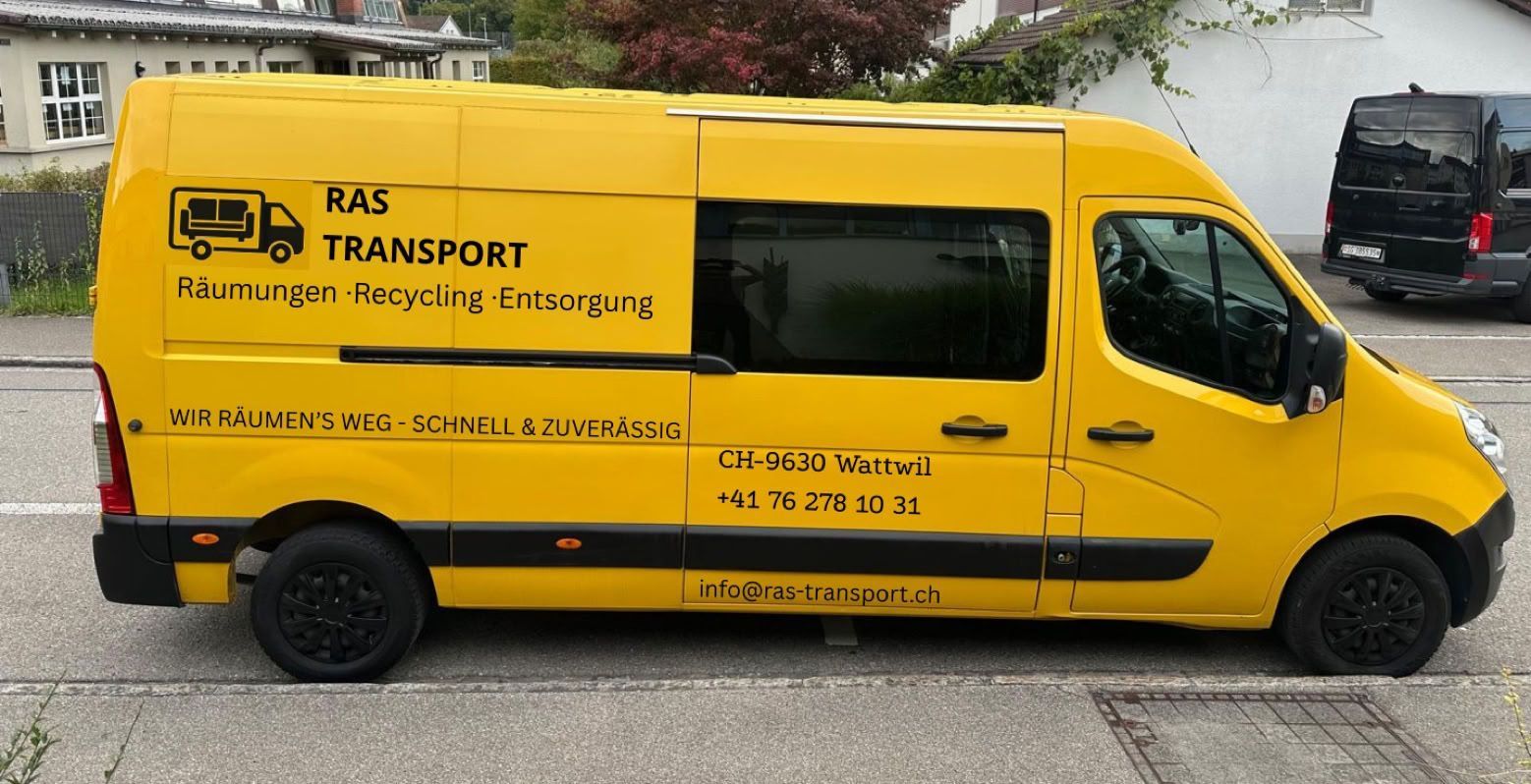 Ein langer, heller Büroflur mit Räumen und Türen mit Glaswänden. Weisse Wände, Türen und Boden.