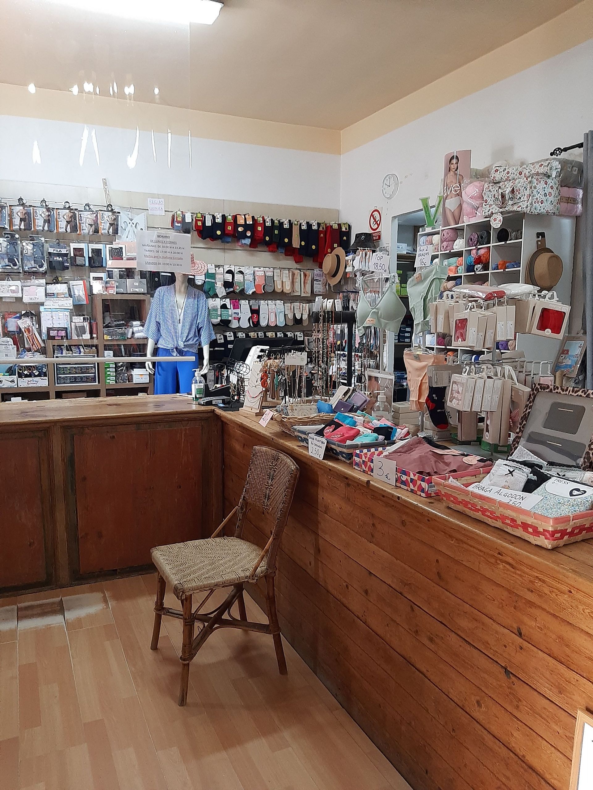 Una mujer está parada detrás de un mostrador en una tienda.