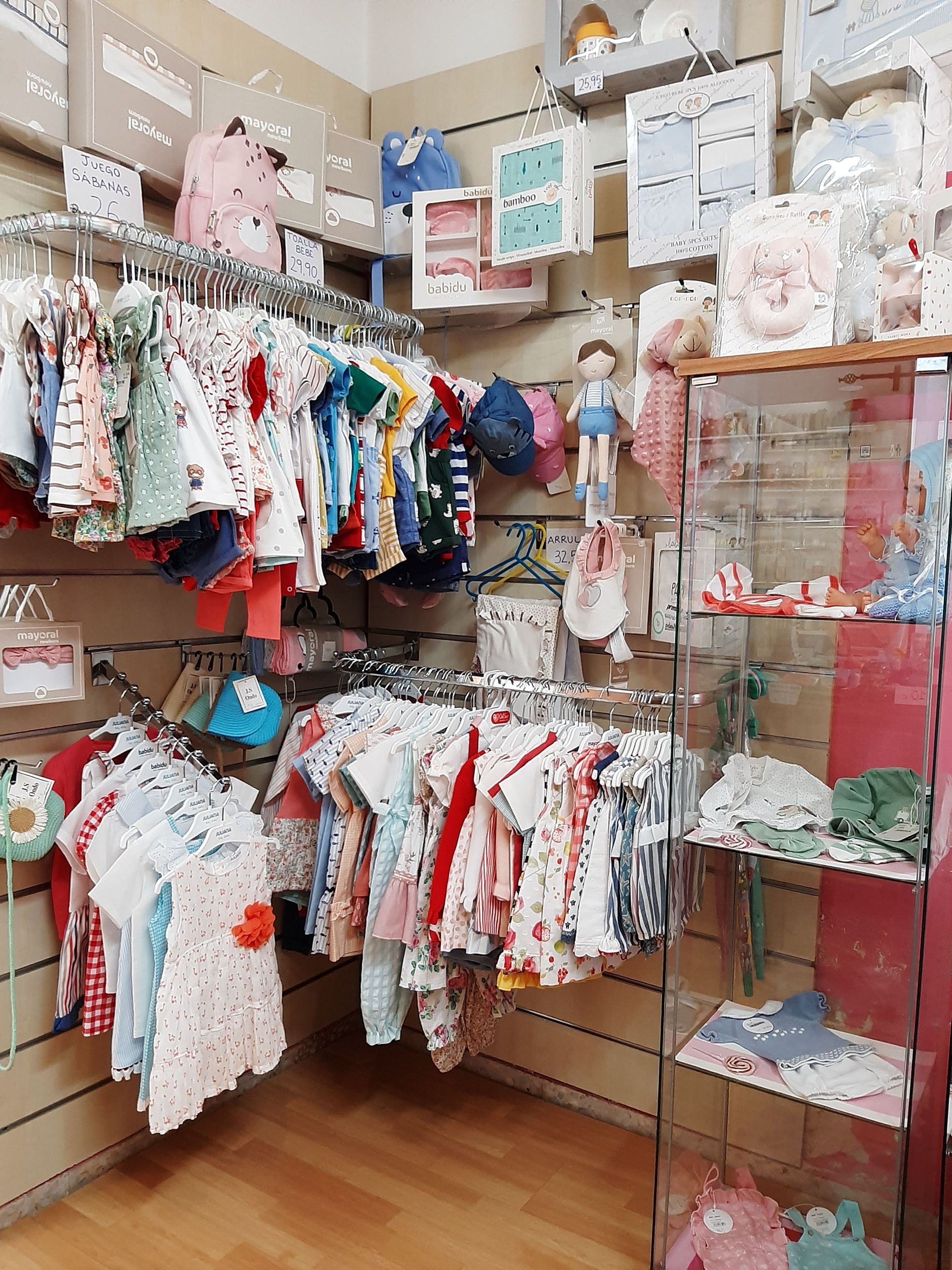 Una tienda llena de ropa y juguetes para bebés.