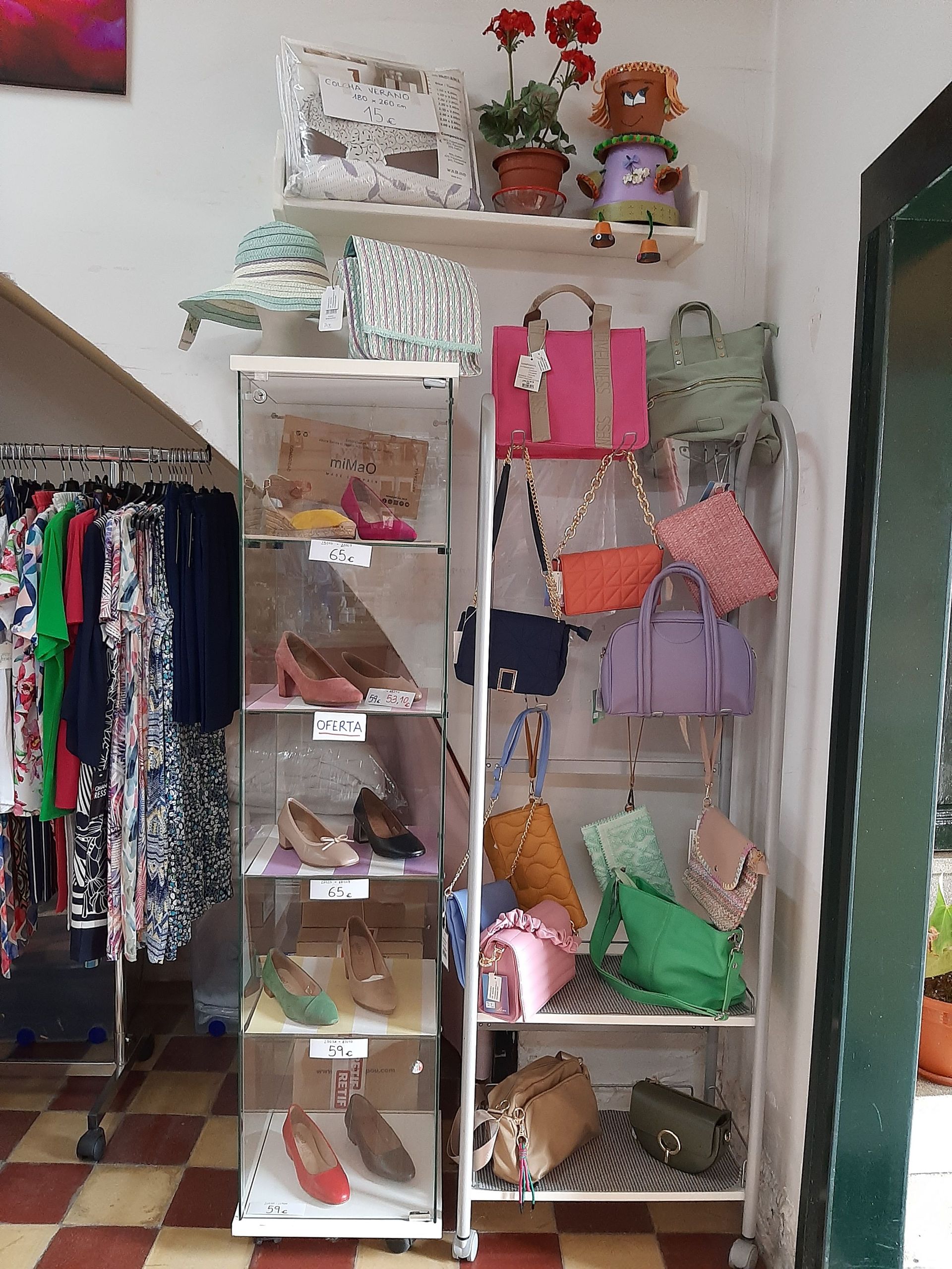 Una exhibición de bolsos y zapatos en una tienda.