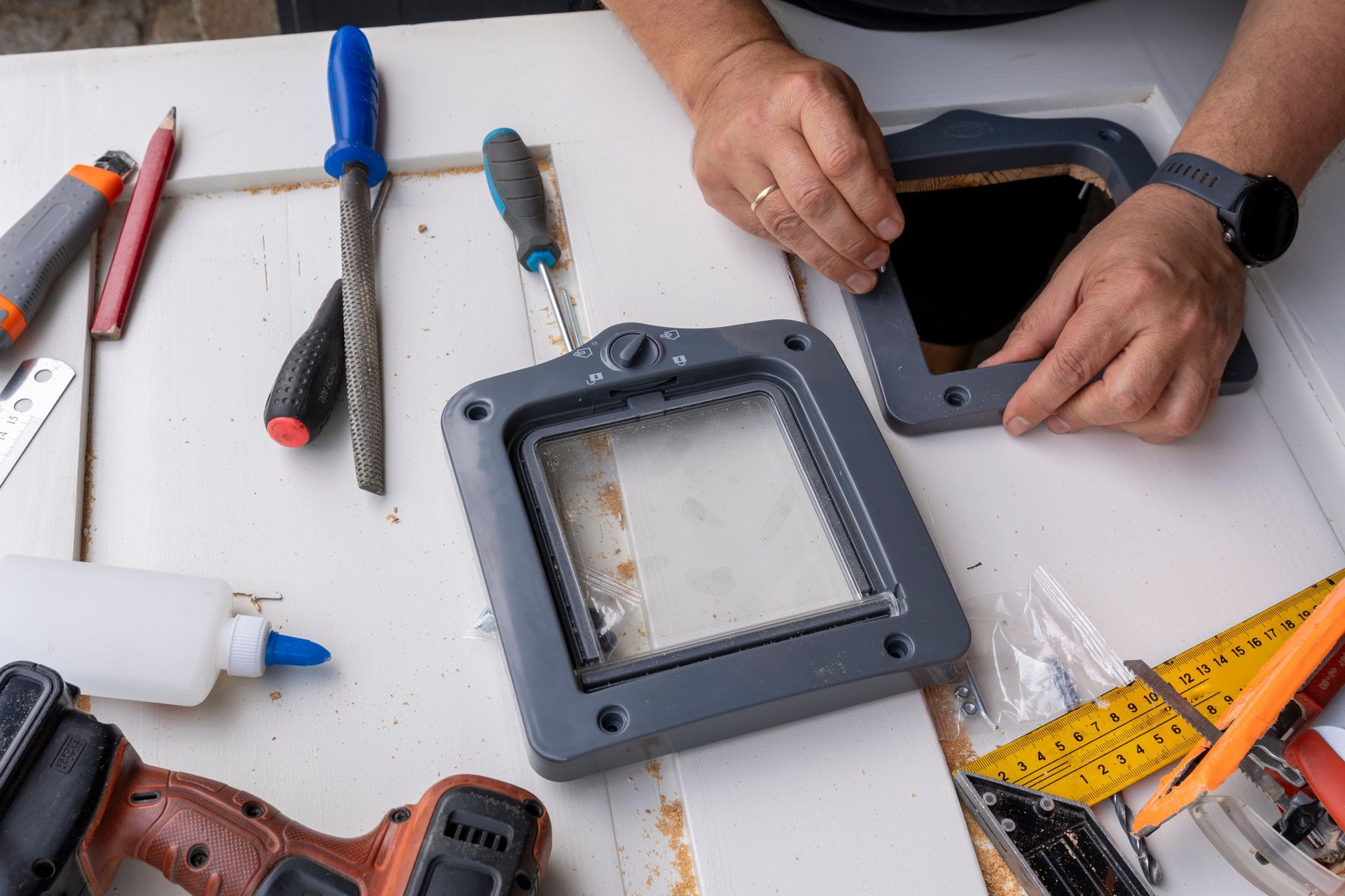 Une personne travaille sur un équipement posé sur une table.