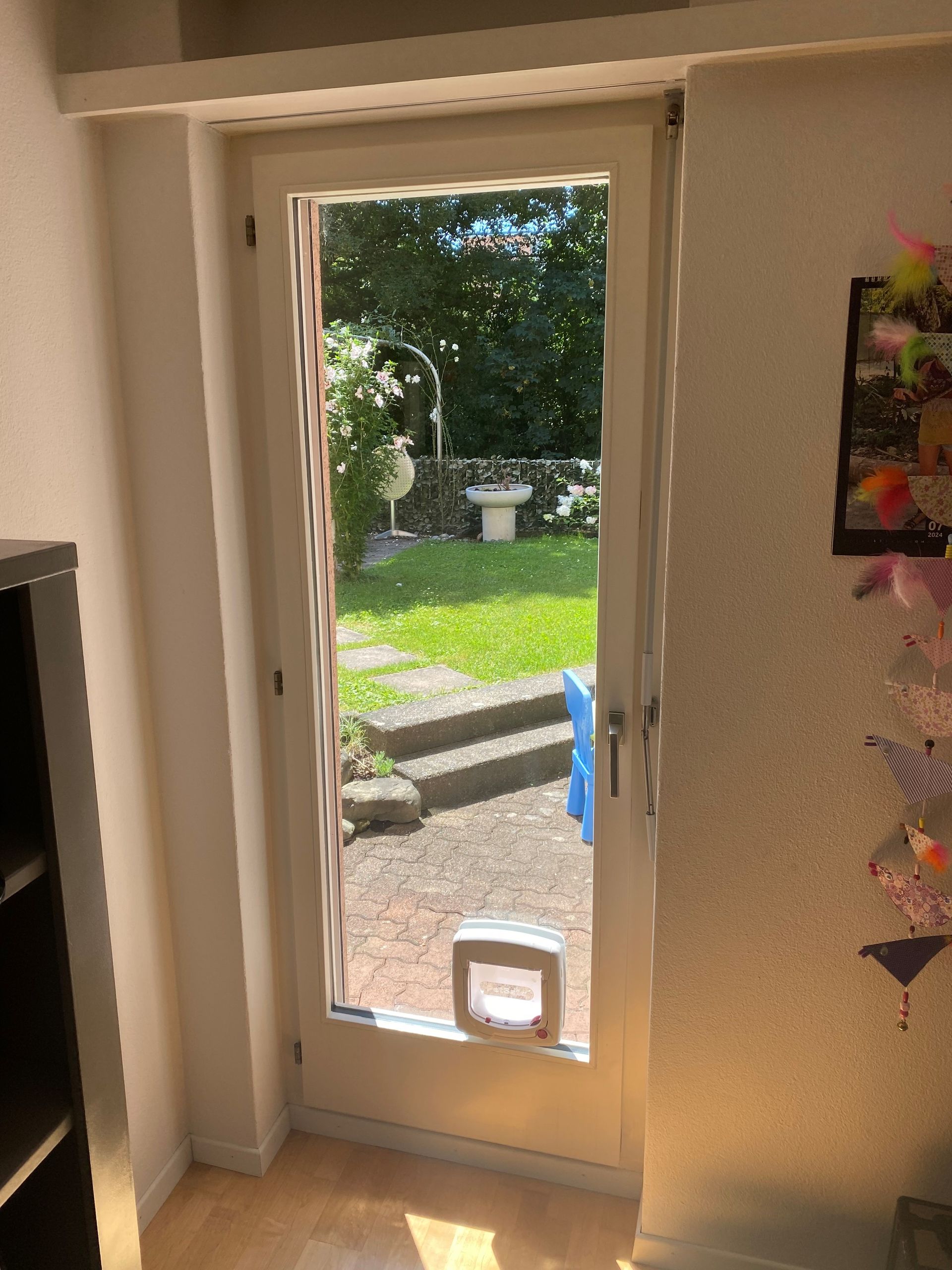 Une pièce avec une porte ouverte et un tableau sur le mur.