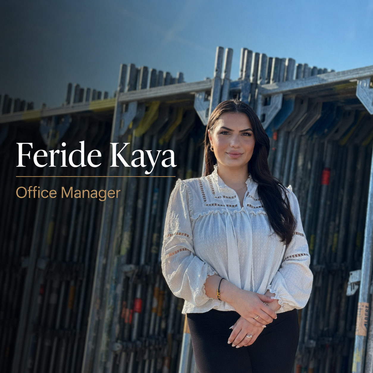 Feride Kaya steht im Freien in einer weißen Bluse, darüber ist die Bildunterschrift „Büroleiterin“ eingeblendet.