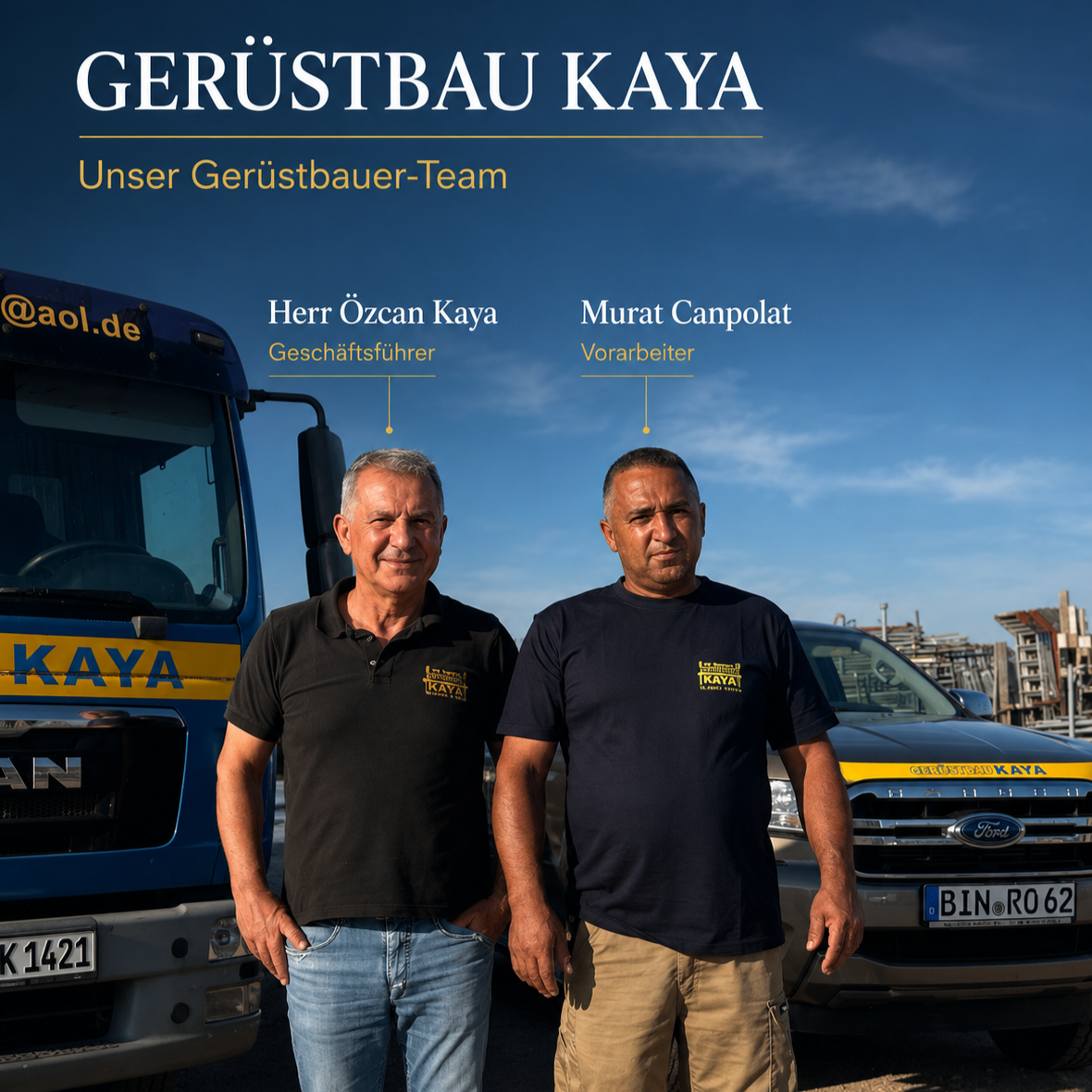 Das Gerüstbau-Team von Kaya steht an einem sonnigen Tag vor einem blau-gelben Arbeitsfahrzeug.