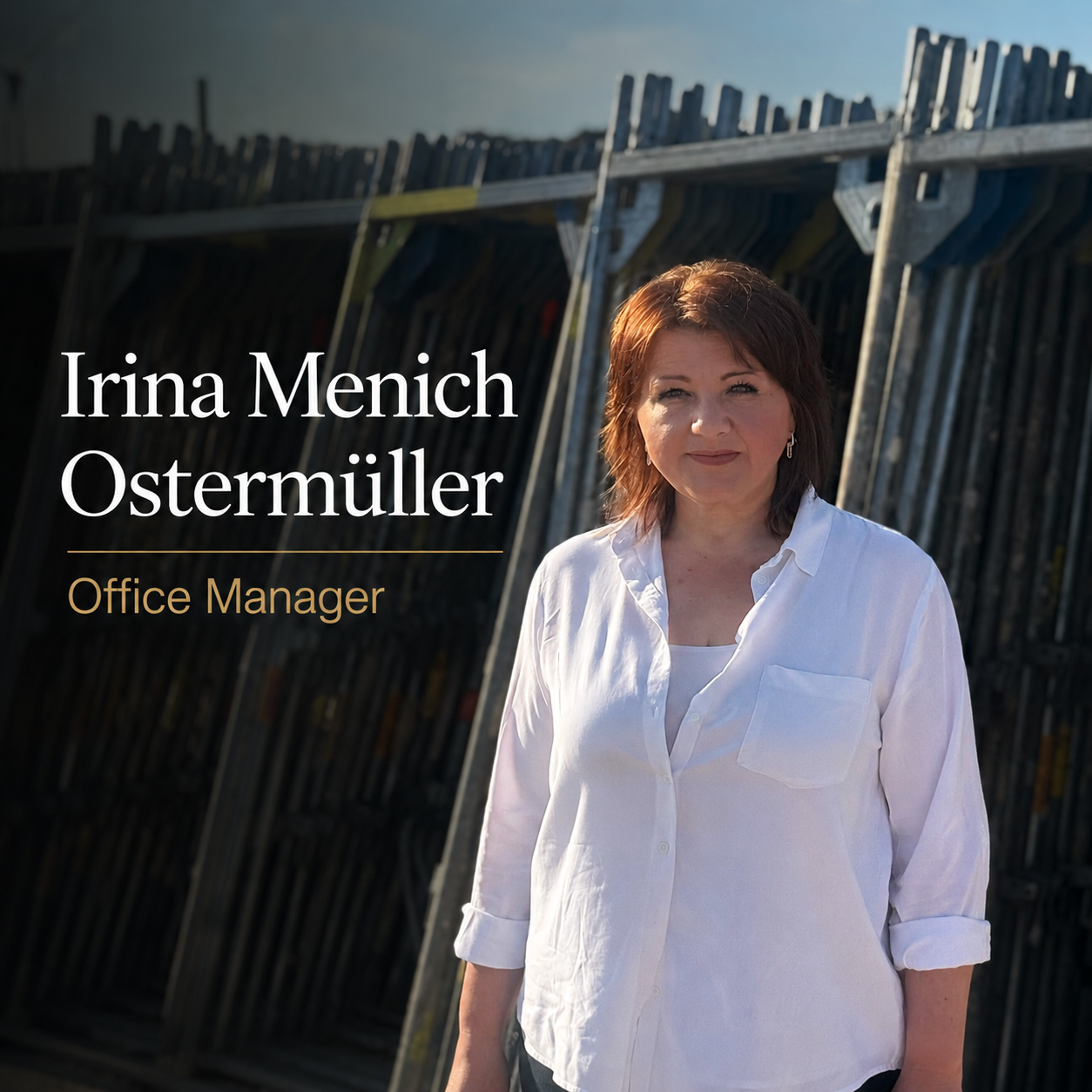 Porträt von Irina Menich Ostermüller, Büroleiterin, die in einer weißen Bluse im Freien an einem Zaun steht.